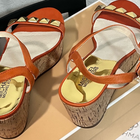 MICHAEL KORS NIB AUTHENTIC BURNT ORANGE PYRAMID GOLD-TONE PLATFORM SANDALS - Picture 11 of 17